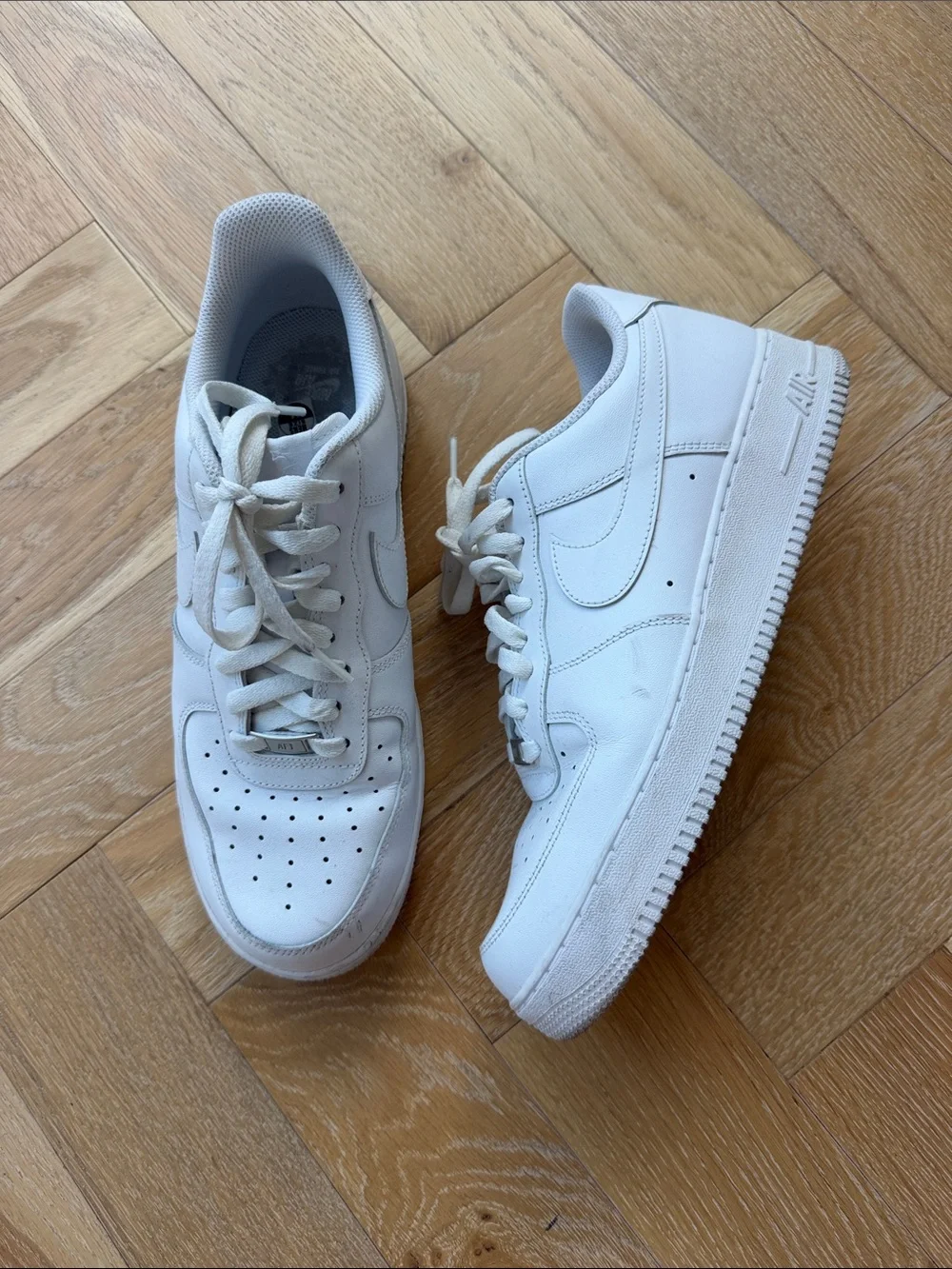 Nike Mens White Low-Top Sneakers with Swoosh